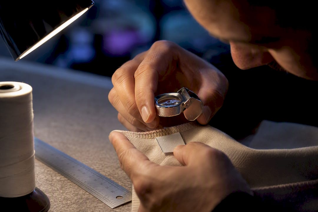 Inspecting woven label edge and seam quality