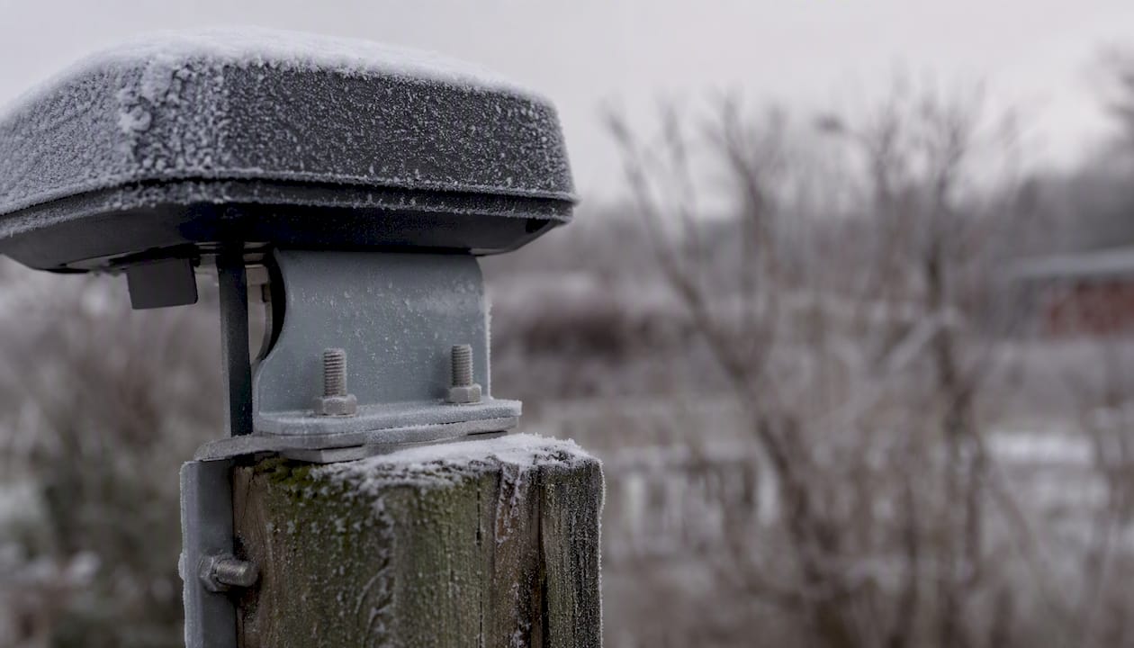 En RTK-antenn täckt av frost ute i vinterlandskapet