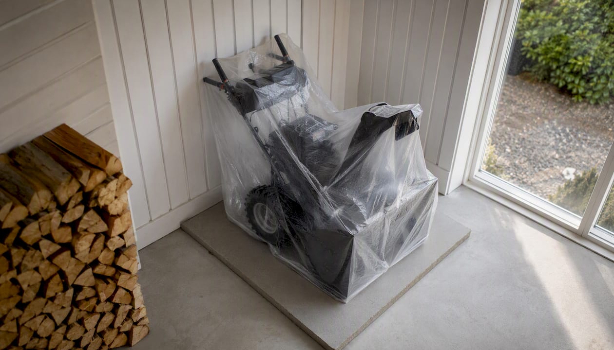 Täckta snöslungan upplyft på en träpall