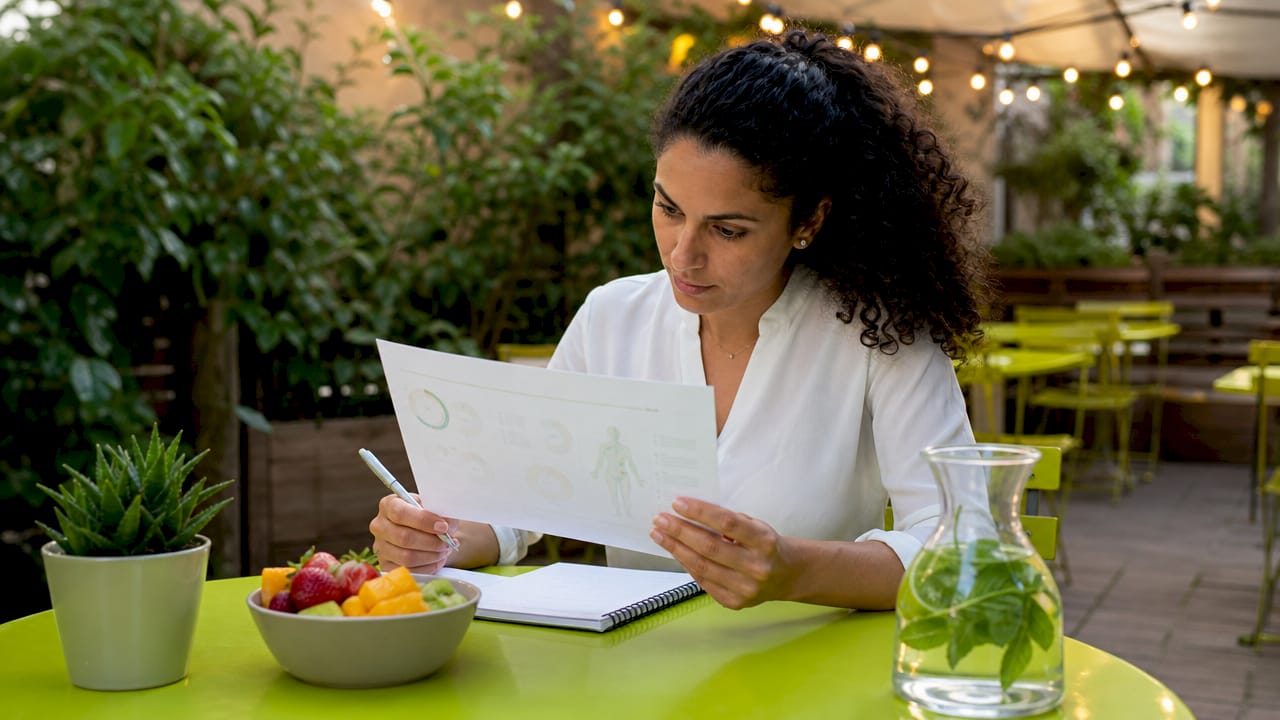 Genetic Testing for Nutrition: What Your DNA Says About Your Diet 1 Nutritionist reviewing DNA-based diet plan at office