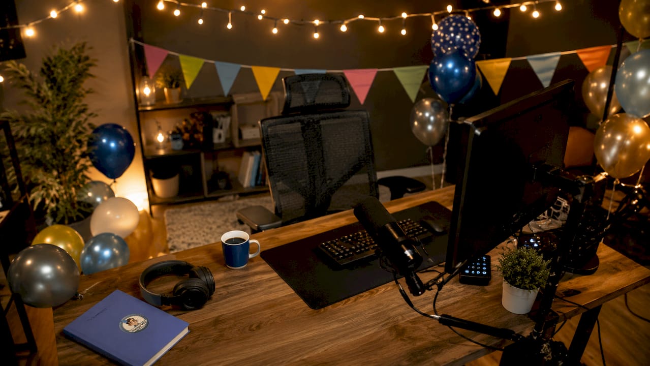 Un streamer en pleine préparation de son live spécial anniversaire sur Twitch