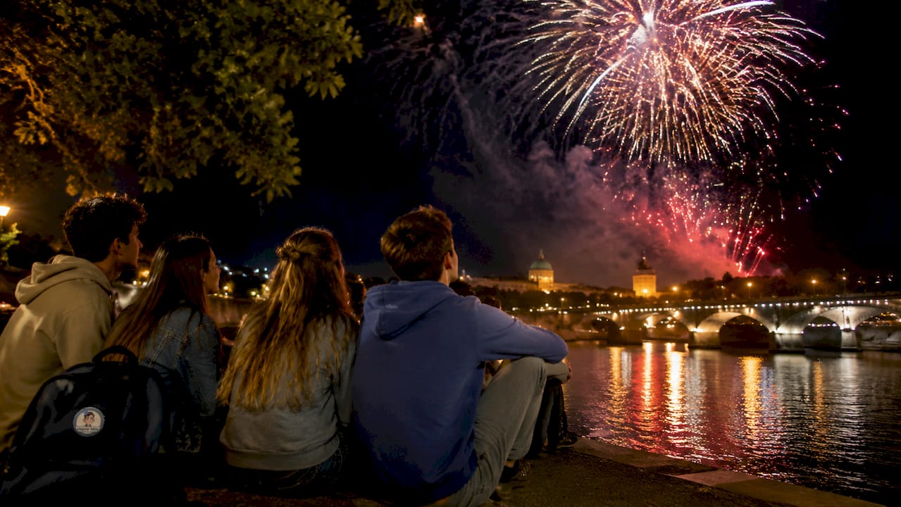 Spectacle pyrotechnique à Toulouse : la foule émerveillée sous les feux d’artifice