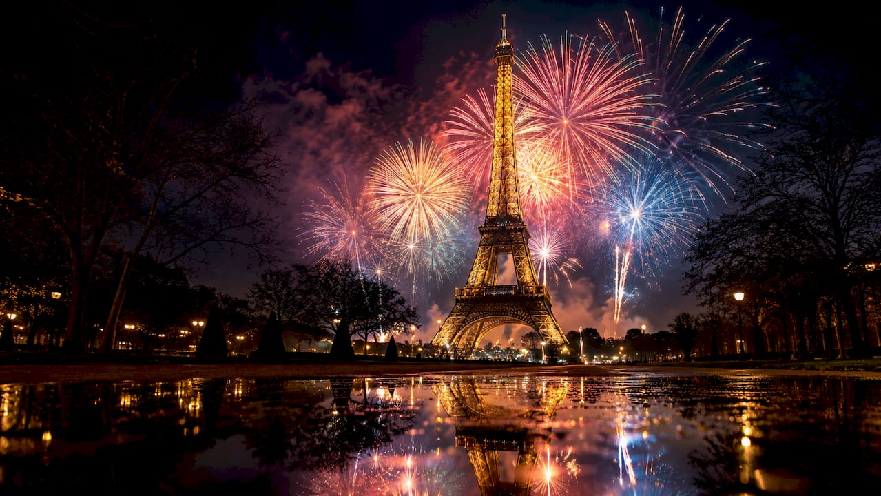 Feu d'artifice illuminant la Seine à Paris