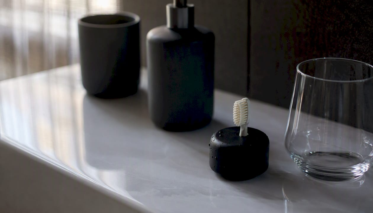 Toothbrush head stored upright to air dry