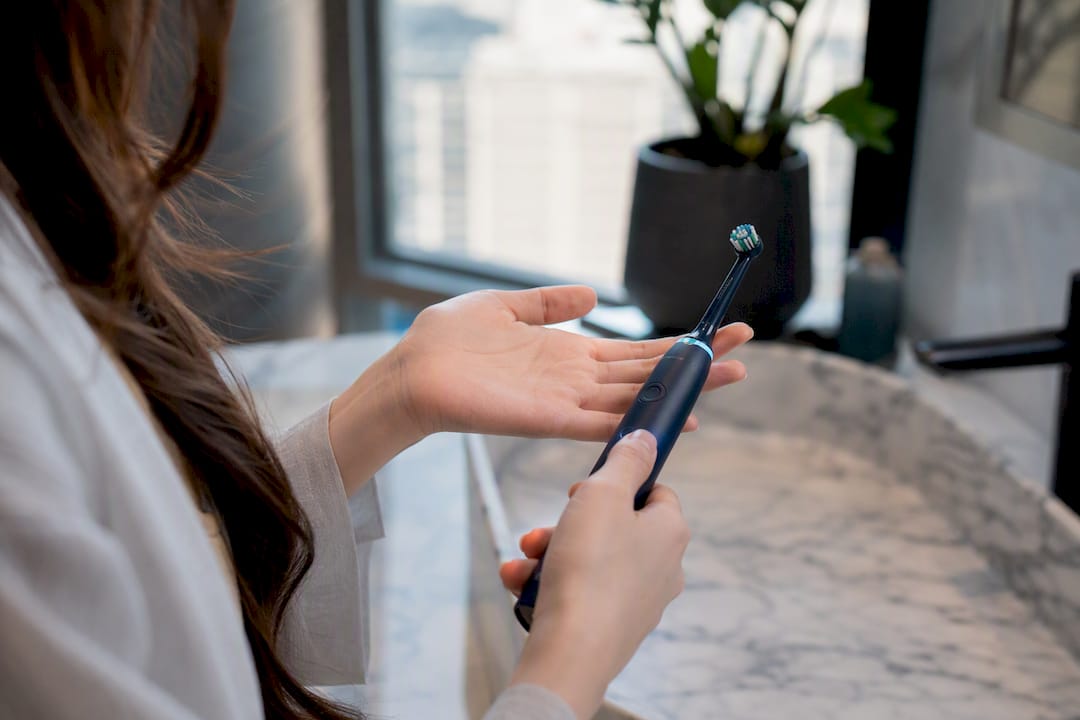 Electric toothbrush pressure sensor light feedback