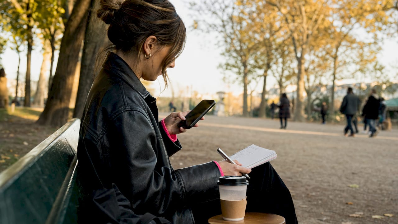Un responsable qui peaufine son profil Google directement depuis son smartphone.