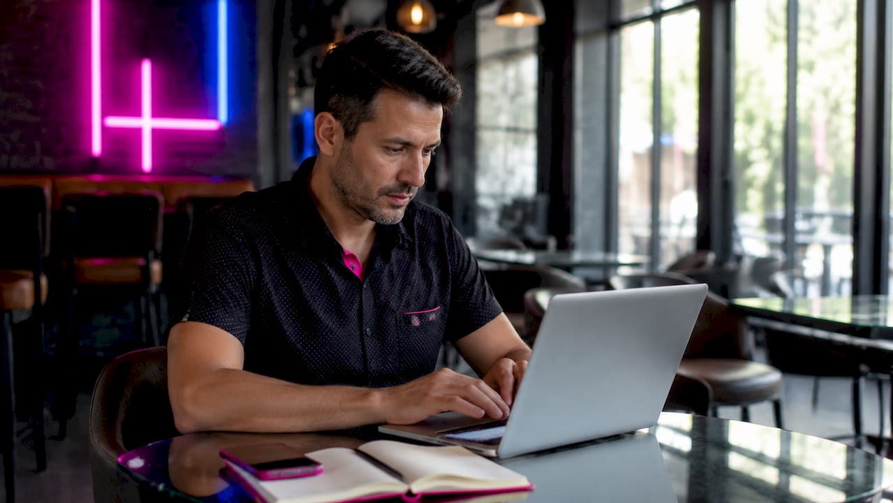 Des mains s’activent sur un clavier pour optimiser le référencement sur Google.