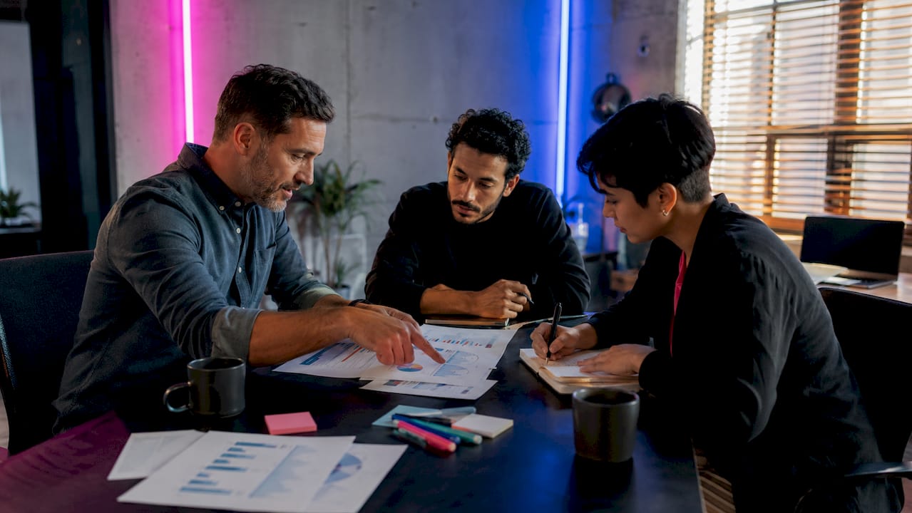 L’équipe échange et partage ses idées lors de la réunion de lancement de l’agence digitale.