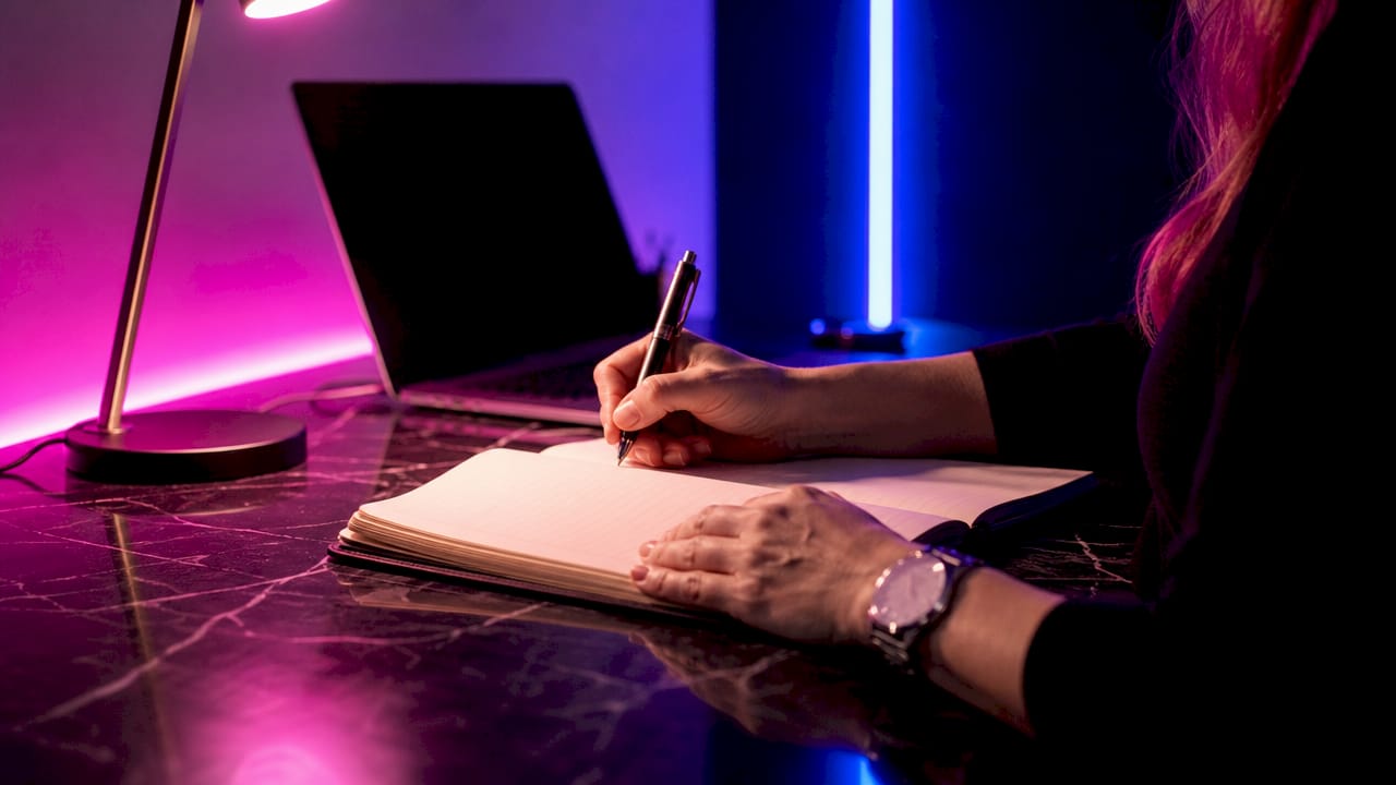 Main en train de remplir un registre de sécurité