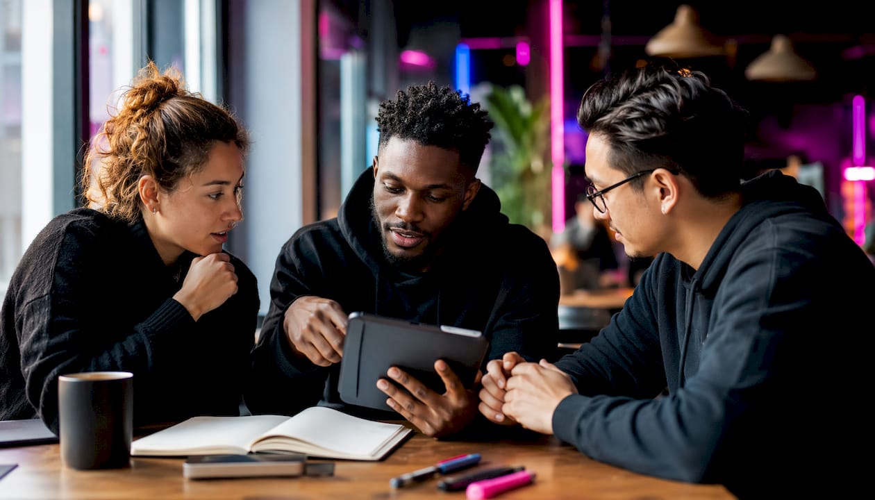 Des développeurs se réunissent pour préparer une session de relecture de code.