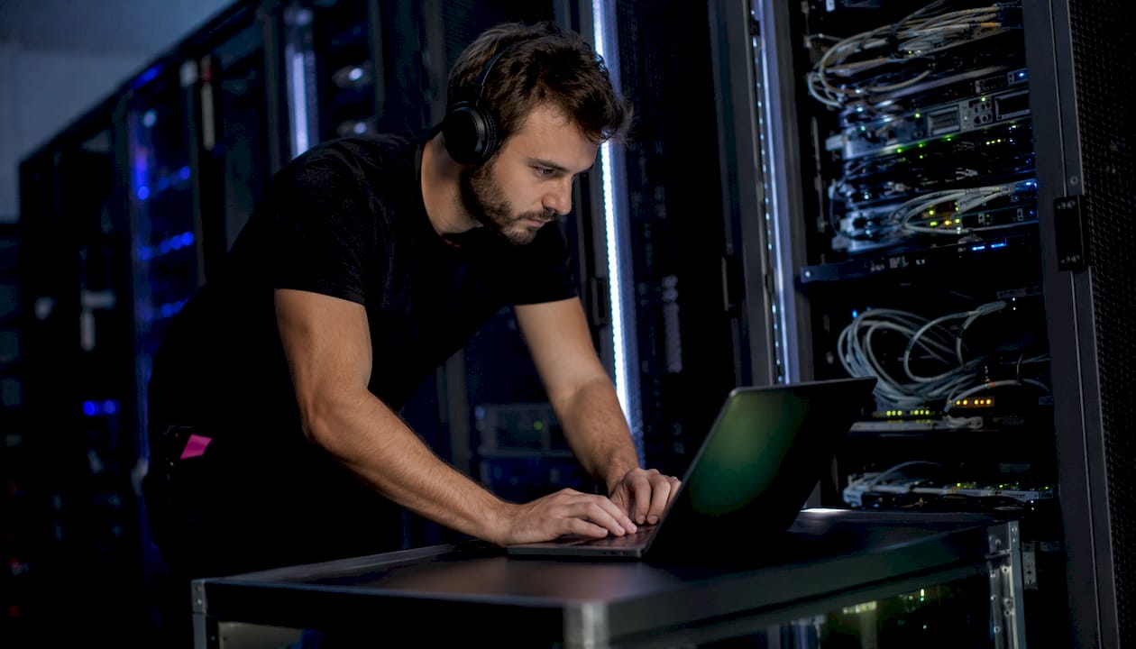 Un technicien en train de paramétrer un serveur informatique