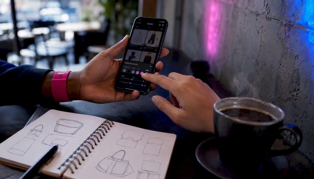 Des mains parcourent les filtres d’une boutique en ligne sur mobile