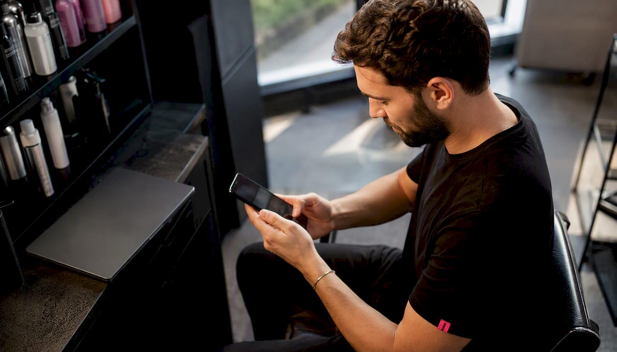 Un coiffeur qui mise sur les outils digitaux pour proposer la gamme Kérastase à sa clientèle en ligne.