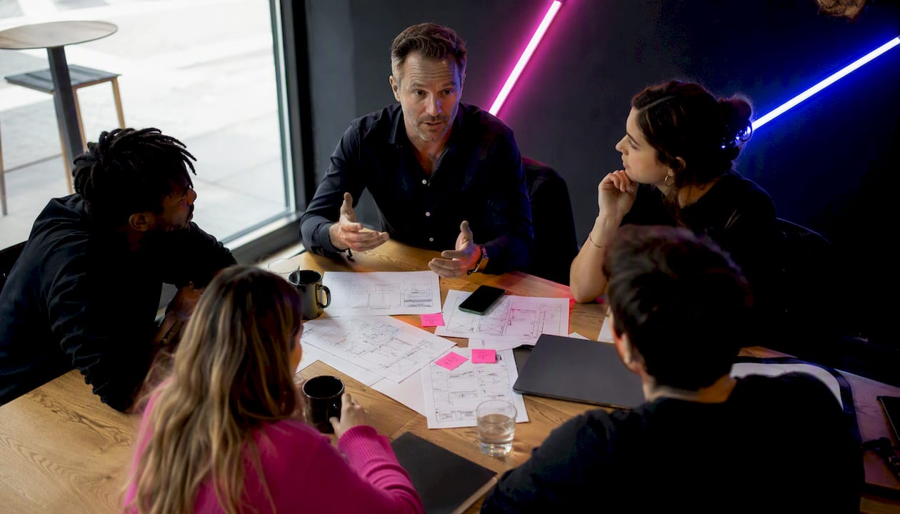 Le responsable échange avec son équipe sur la stratégie à adopter concernant les technologies à privilégier pour le projet.