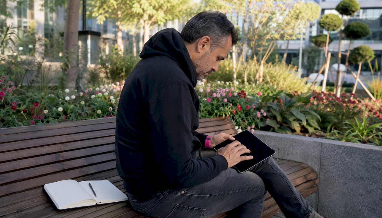 Des utilisateurs découvrent et manipulent un prototype UX sur une tablette tactile.