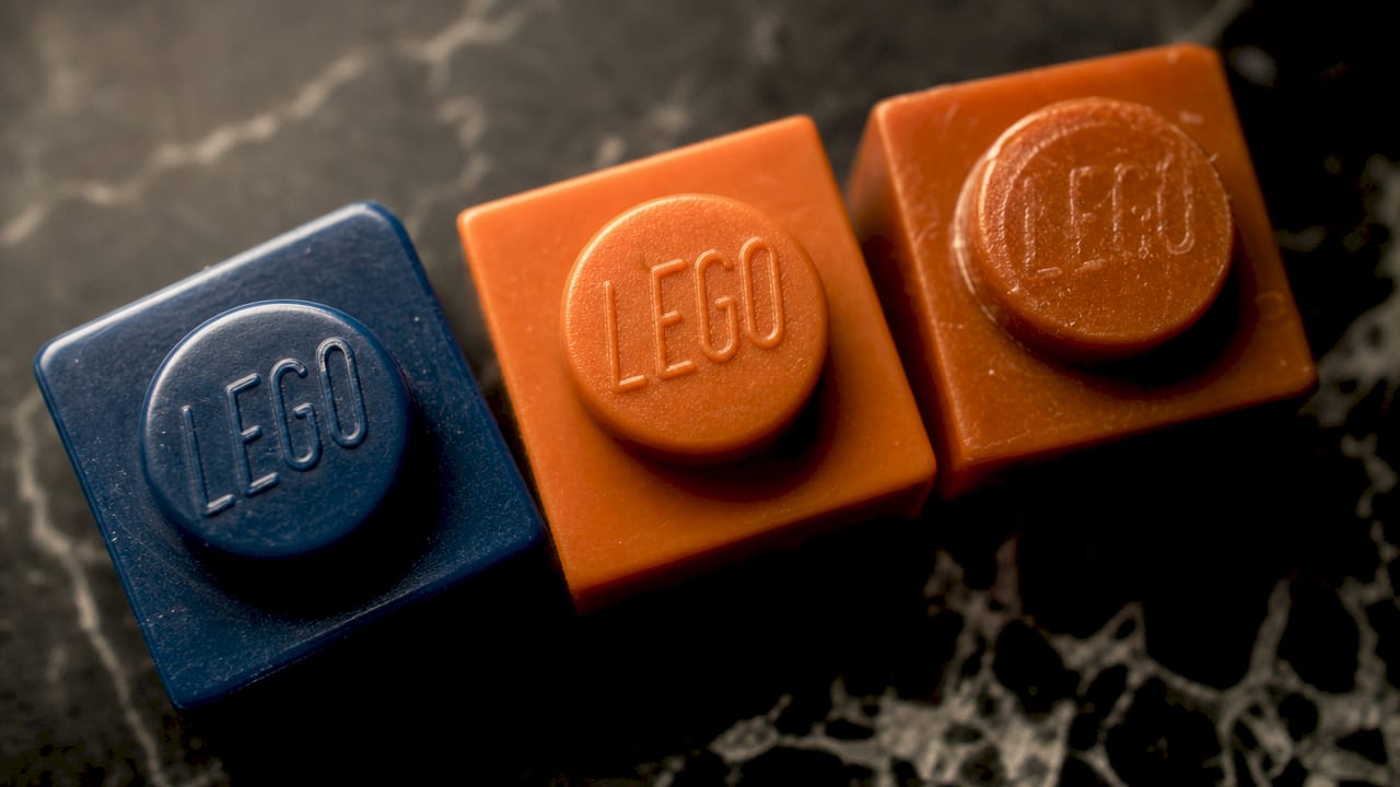 Zoom sur les logos LEGO en relief