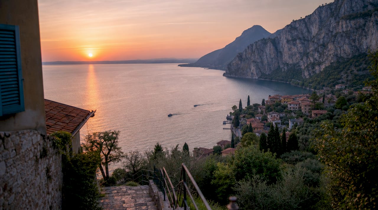 Il fascino del Garda settentrionale: borghi medievali affacciati sul lago che si risvegliano all’alba