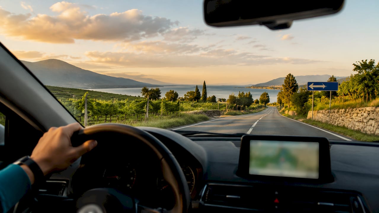 Panorama dal finestrino mentre si viaggia in auto verso il Lago di Garda
