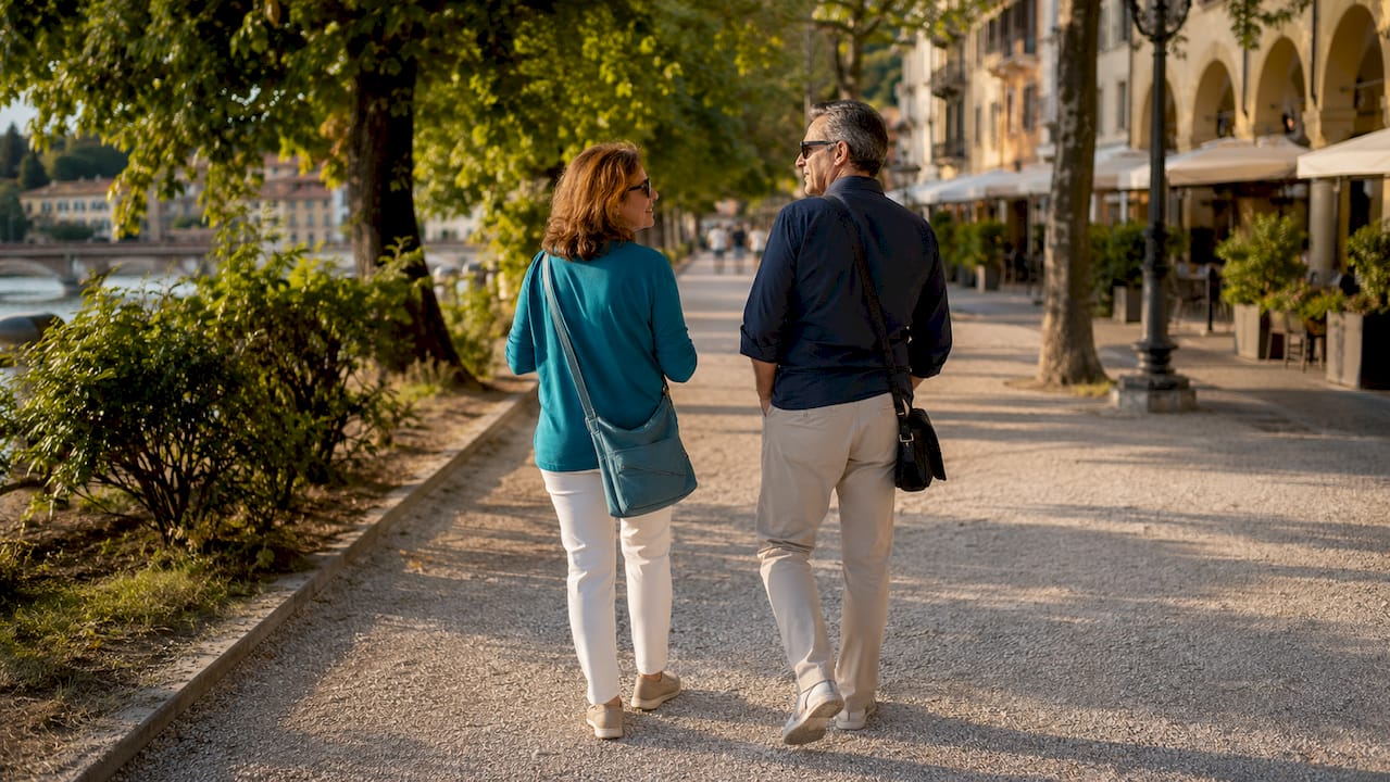 Una coppia passeggia nei dintorni di Corso Porta Nuova, a Verona.