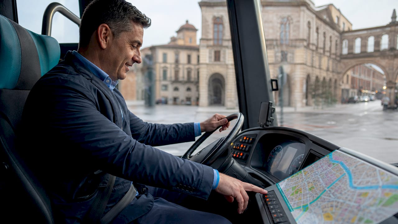 Conducente di pullman turistico al posto di guida