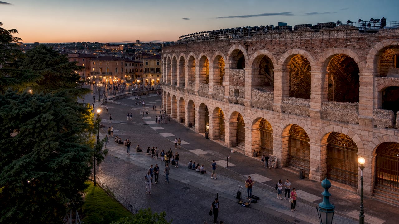 L’Arena di Verona immortalata dall’esterno, con i turisti che ne ammirano la maestosità