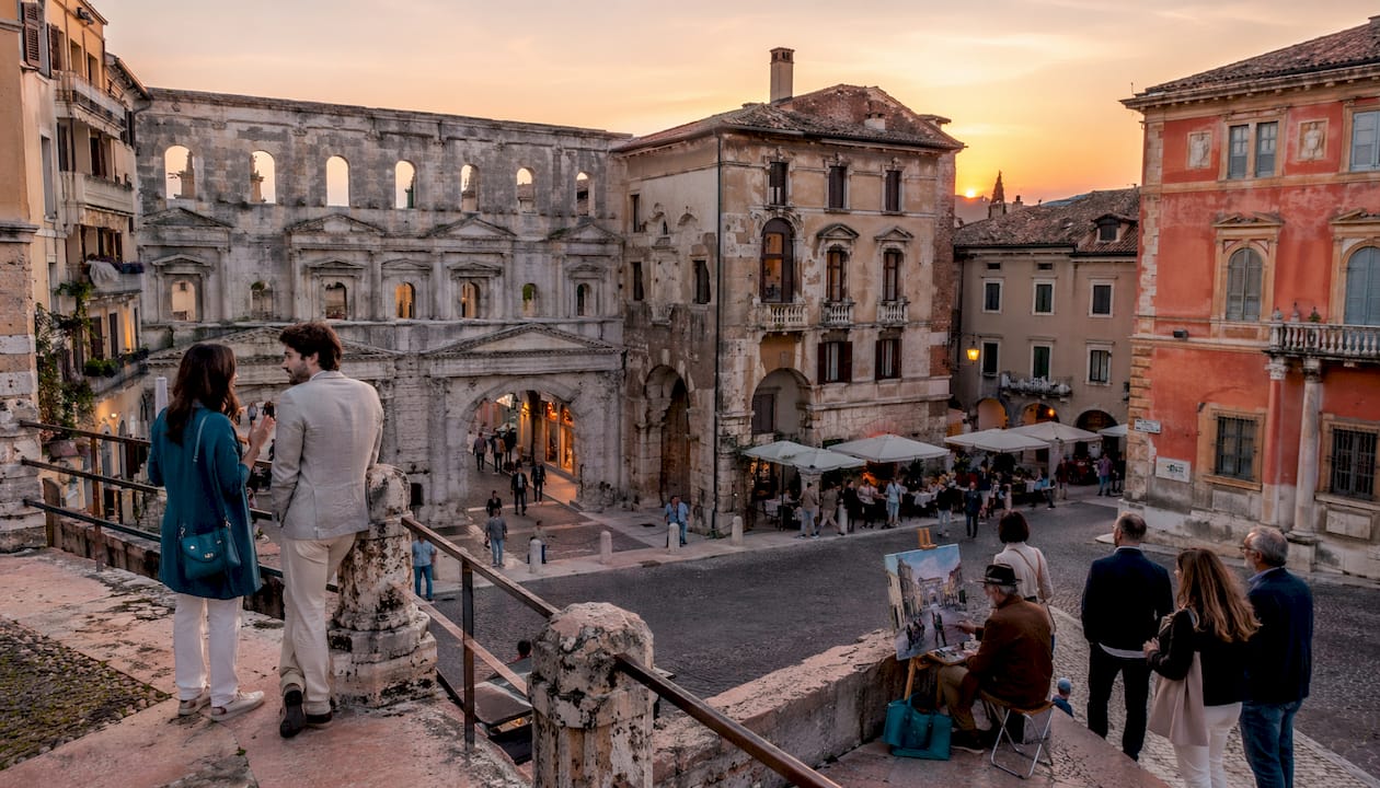 Una coppia alla scoperta dei tesori storici di Verona, città riconosciuta dall’UNESCO come patrimonio dell’umanità.