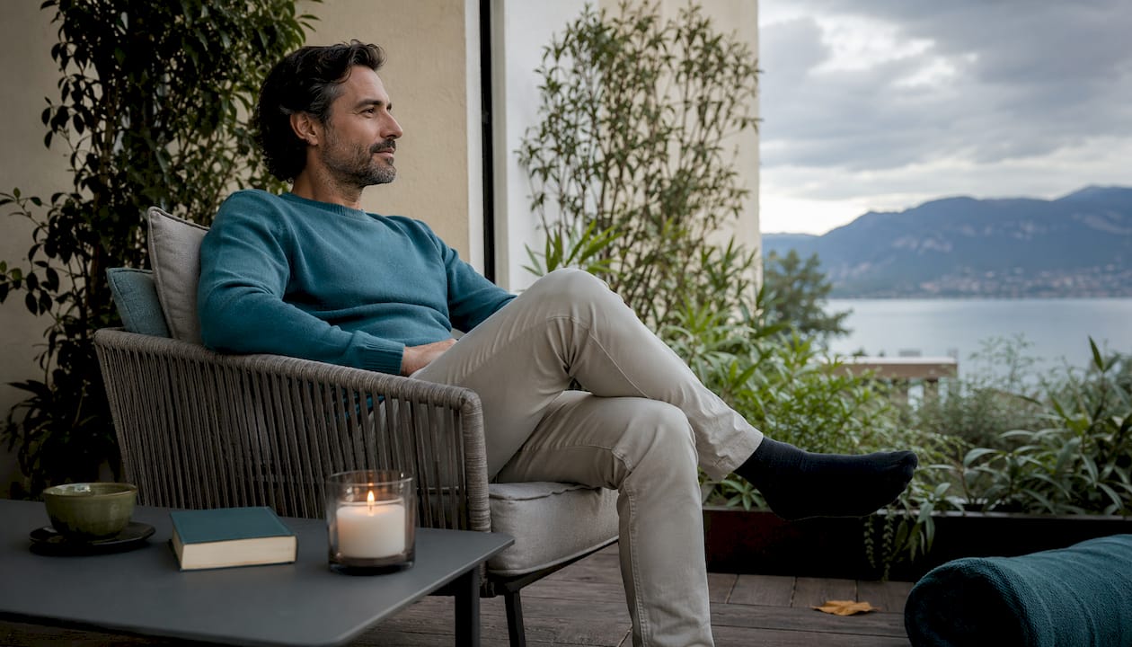 Uomo che si gode un momento di relax nell’area benessere della suite