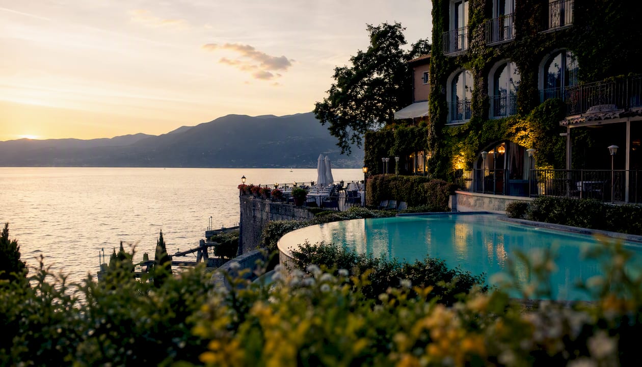 Vista mozzafiato sul lago dall’hotel alle prime luci dell’alba