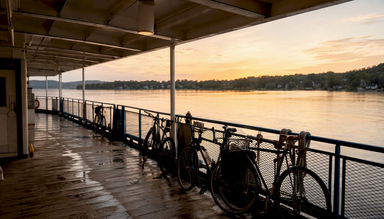 Biciclette sistemate sul ponte del traghetto che attraversa il Lago di Garda