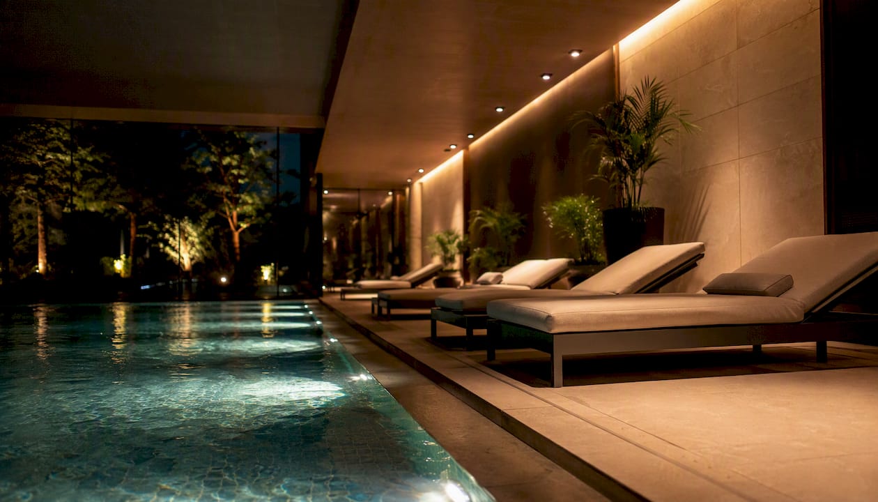 Area relax con piscina interna e centro benessere in hotel