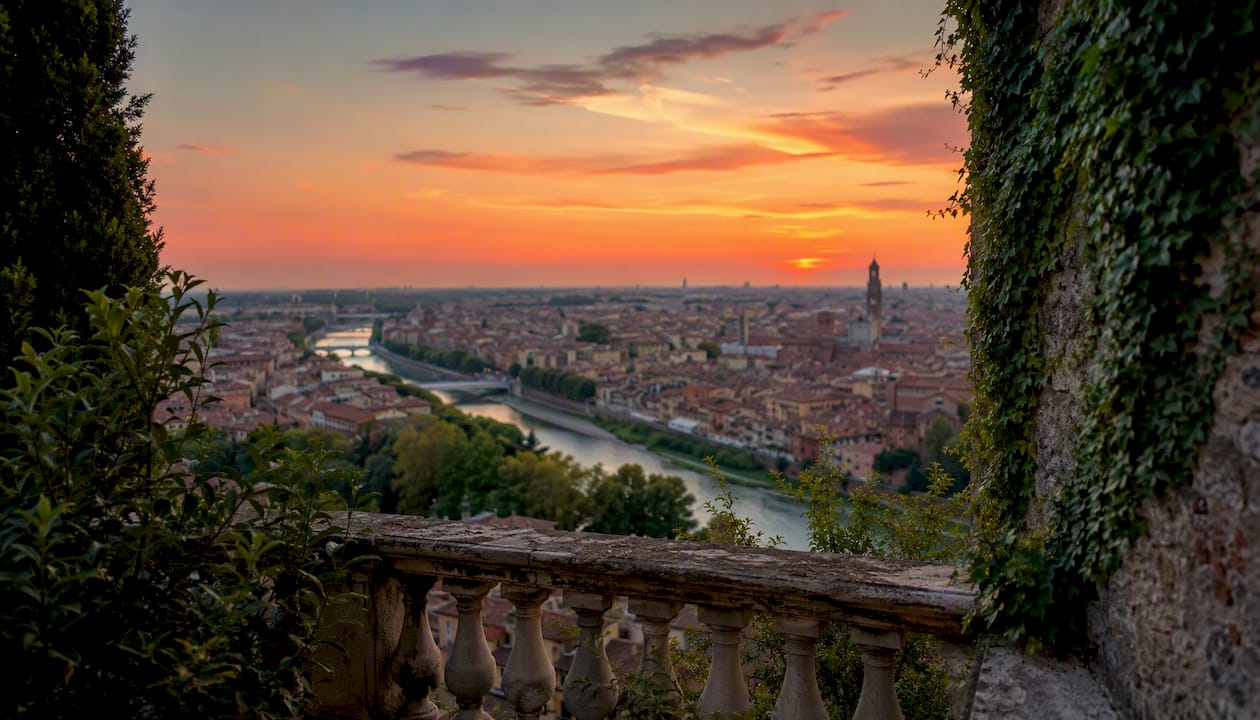 Uno spettacolo mozzafiato: il tramonto che illumina i tetti di Verona e il fiume Adige, regalando colori e atmosfere uniche sulla città.