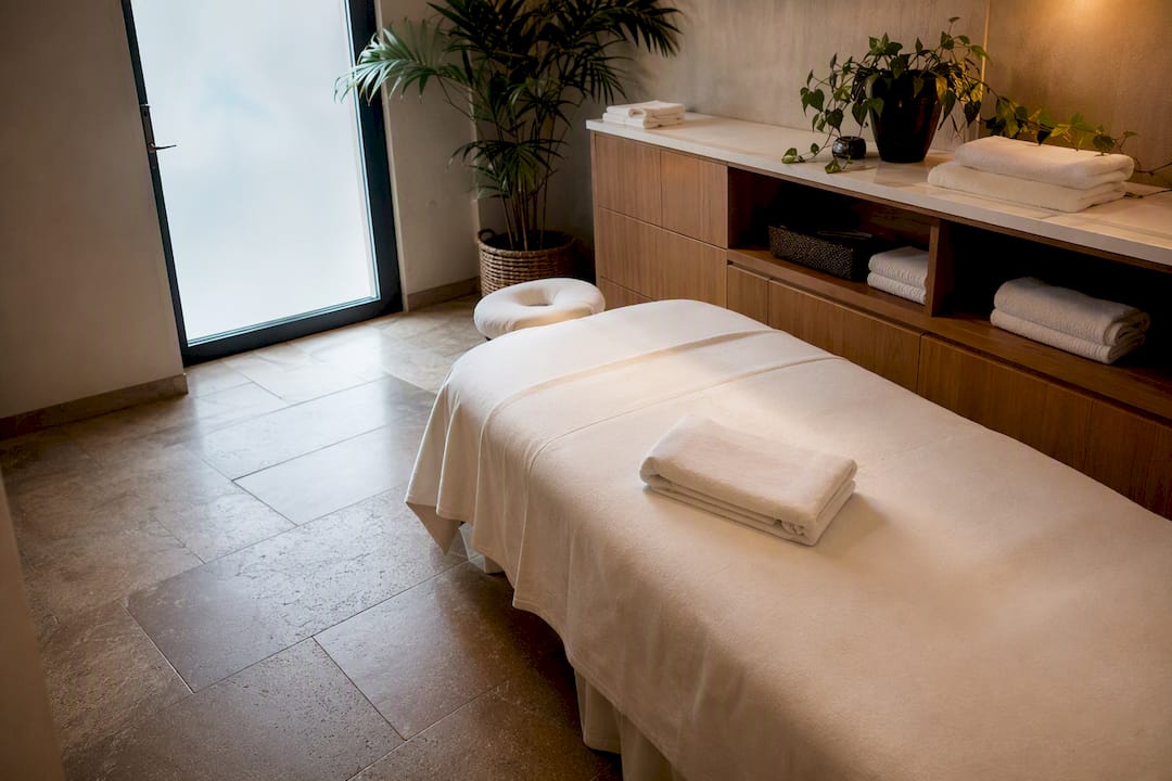 Ambiente rilassante di una sala massaggi in una spa