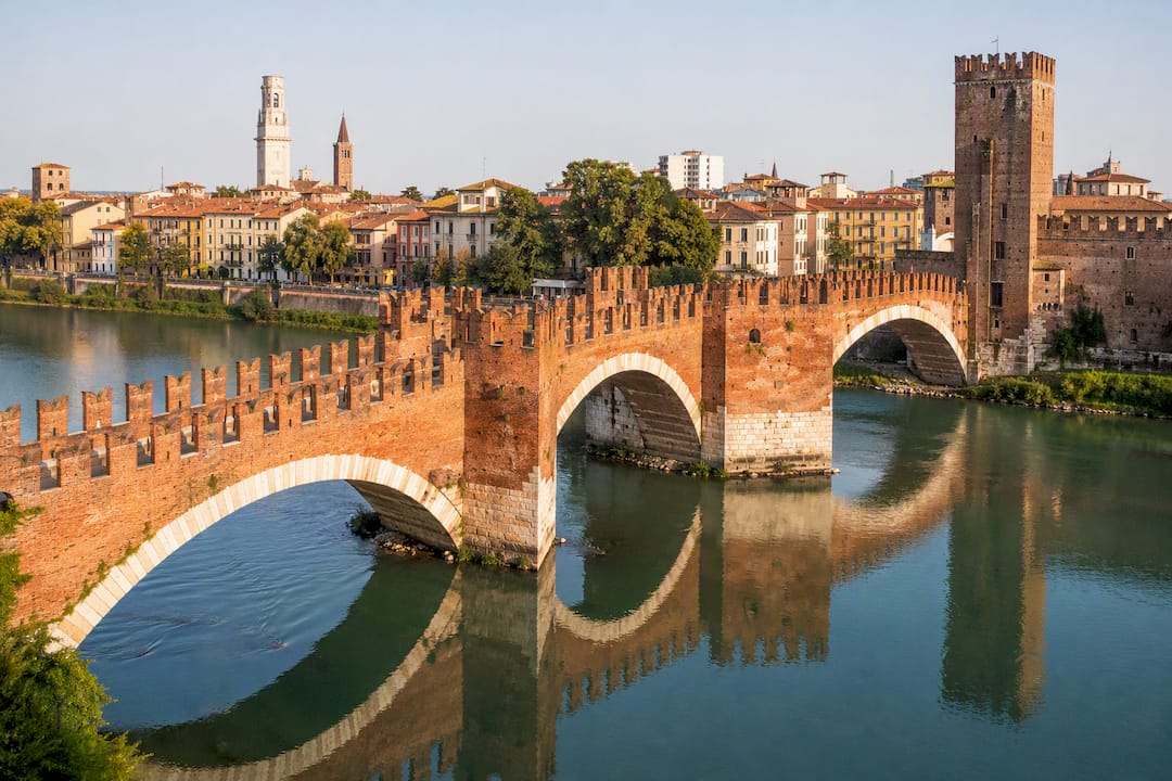 Il ponte fortificato di Castelvecchio che attraversa il fiume Adige