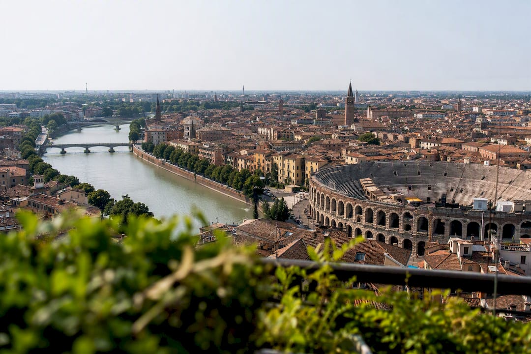 Il centro storico di Verona al tramonto regala una vista mozzafiato, con i suoi tetti antichi che si tingono di luce dorata.