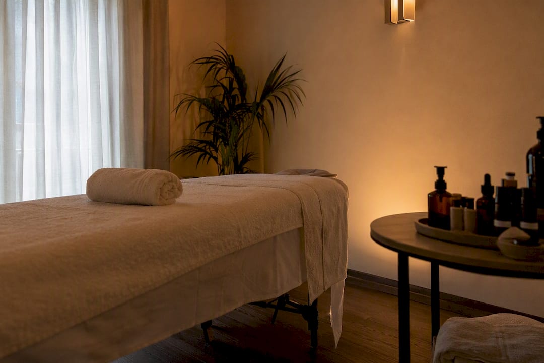 Interno di una cabina per massaggi pronta ad accogliere il prossimo ospite