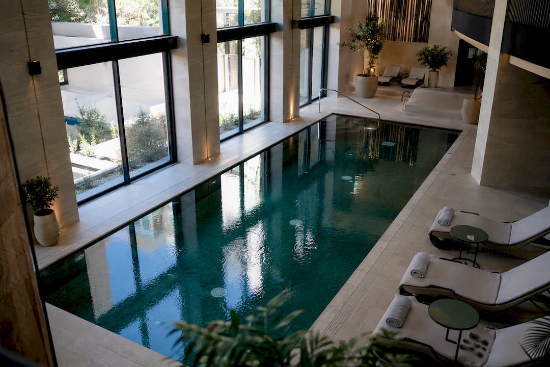 Piscina coperta moderna all'interno della spa