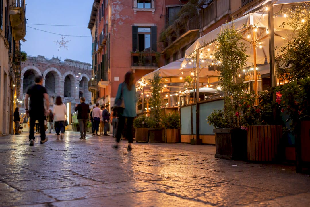 Evento culturale all'aperto nel centro storico di Verona