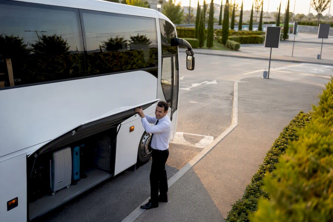 Navetta aeroportuale che carica i bagagli