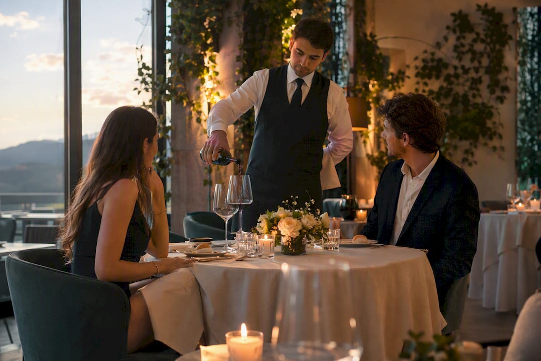 Tavolo da cena romantica all'aperto con candele