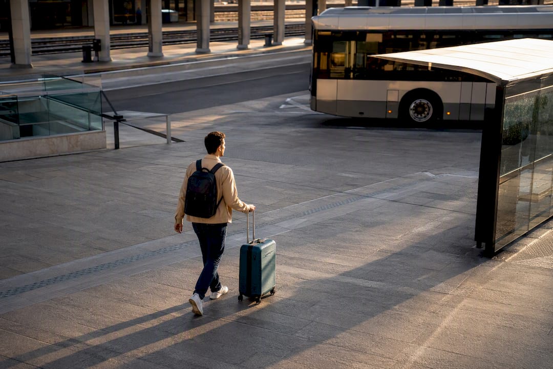 Viaggiatore diretto alla fermata dell'autobus
