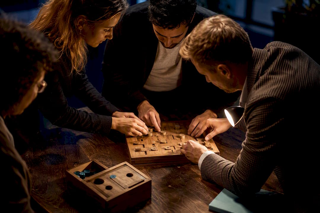 Team aziendale alle prese con una escape room