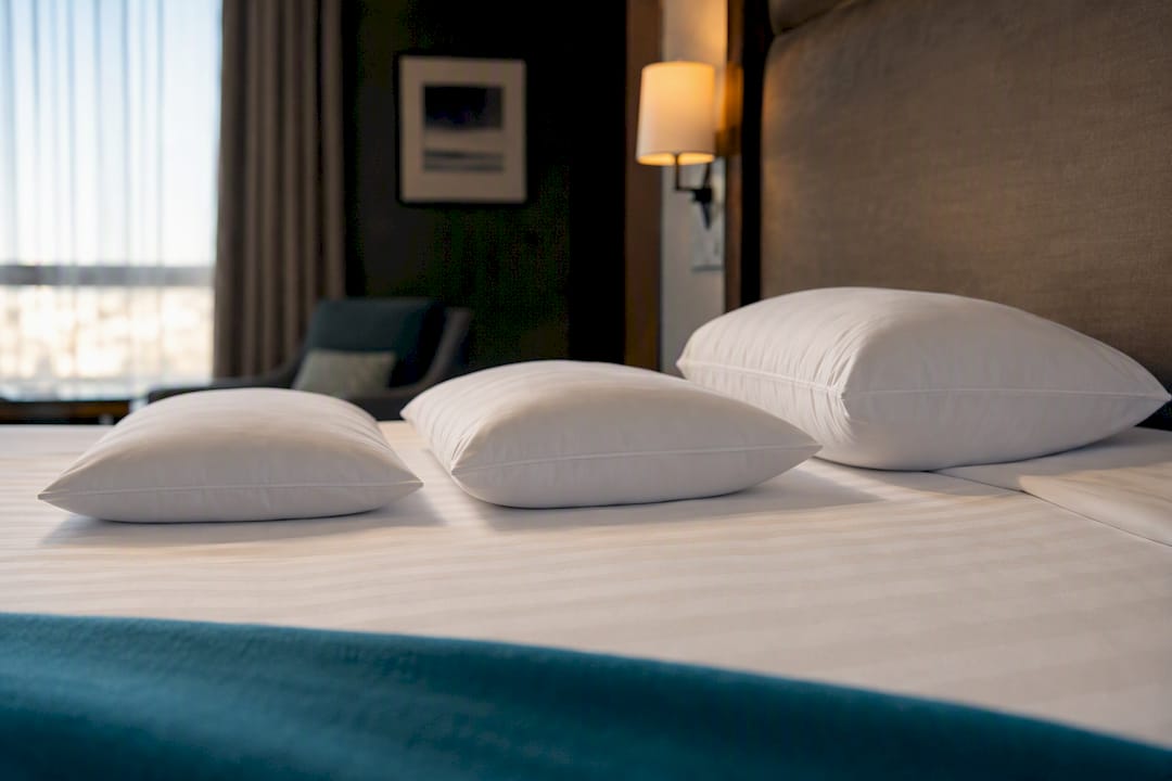 Tre cuscini da hotel di altezze diverse