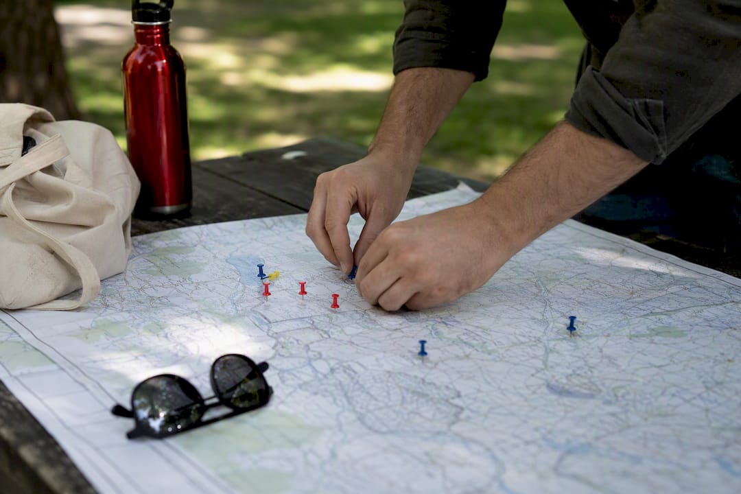 Hands placing pins on map for geo holdout test