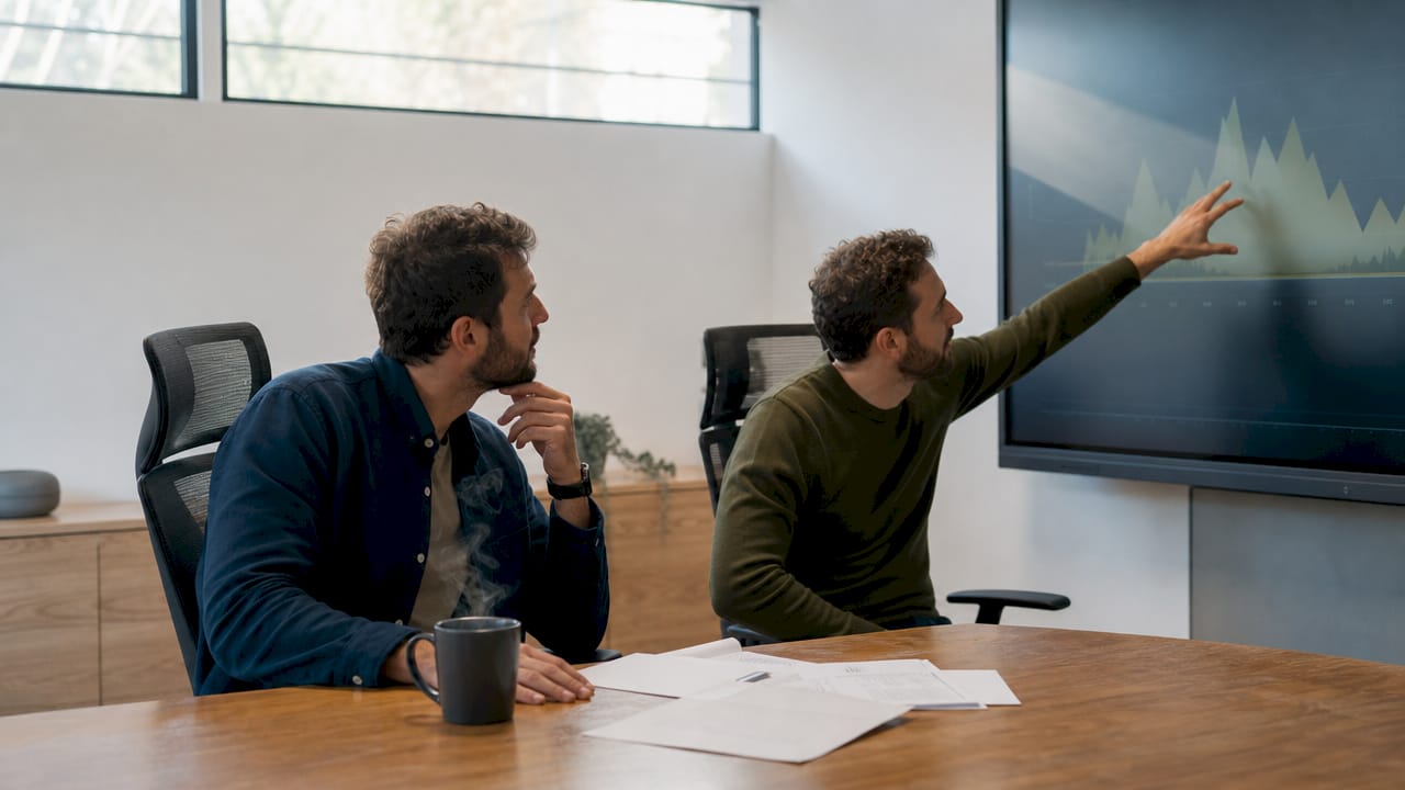 Colleghi che si confrontano sulla possibilità di far crescere e rendere più efficienti i processi digitali.