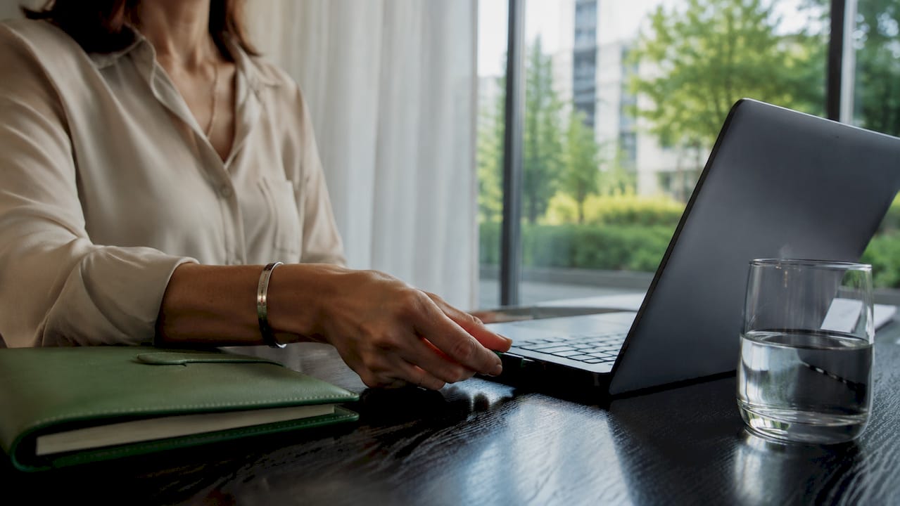 Una persona inserisce la chiavetta USB per la firma digitale