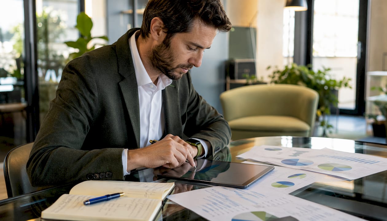 Mani che scorrono tra i dati dei clienti su un tablet