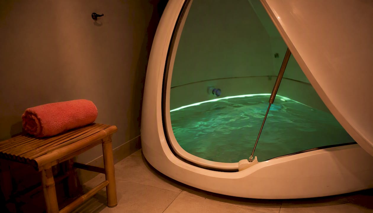Flotation therapy sensory deprivation tank