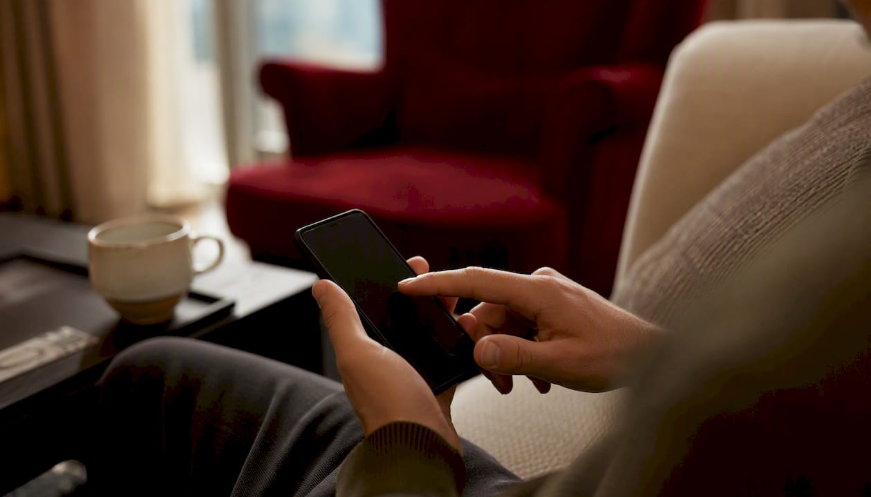 Egy meleg, otthonos dolgozószobában valaki épp beállítja a telefonján a használati időkorlátot.