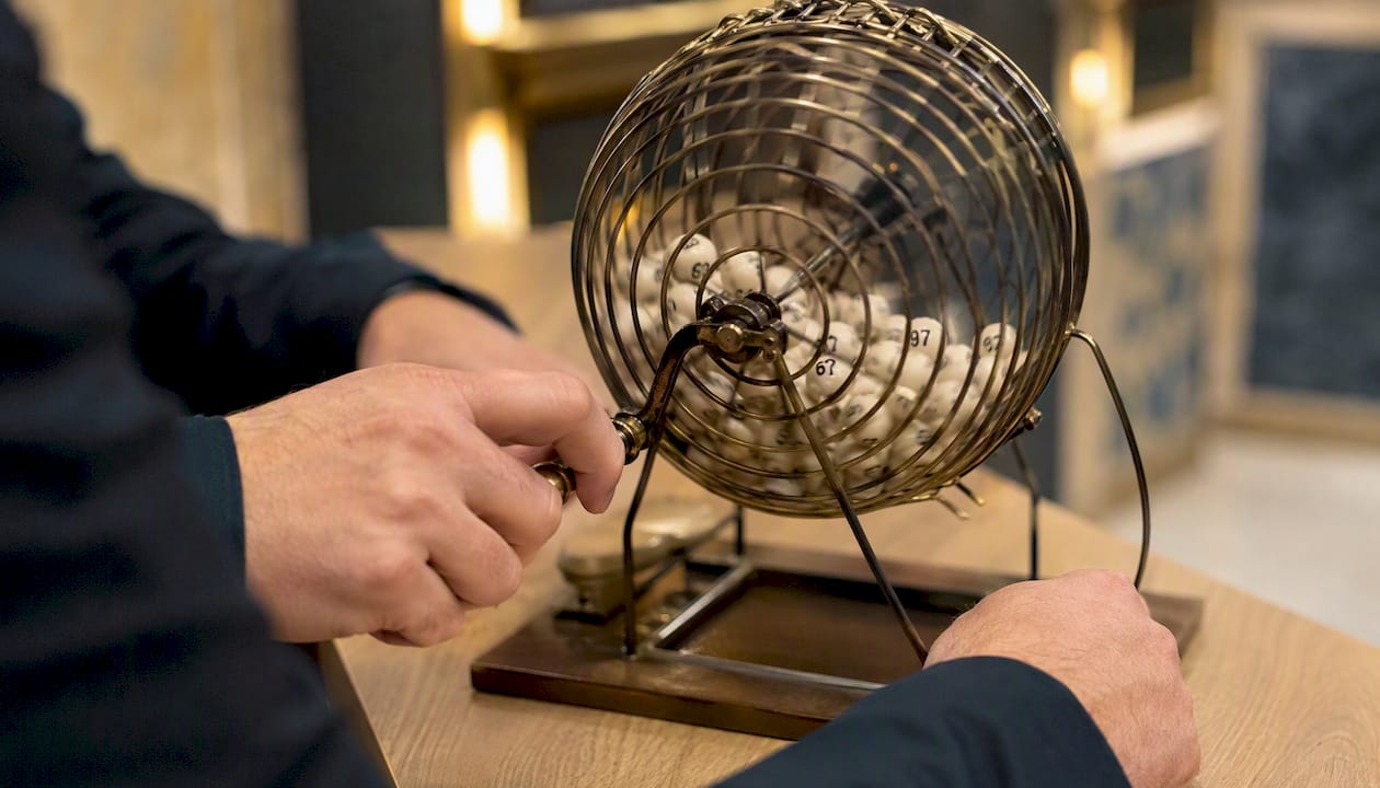 Kezek forgatják a lottógömböt tartalmazó sorsolódobot