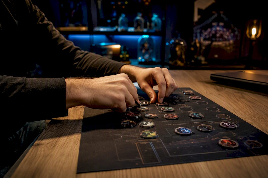 Kezek éppen játékkorongokat rendezgetnek a LoL draft fázisában.